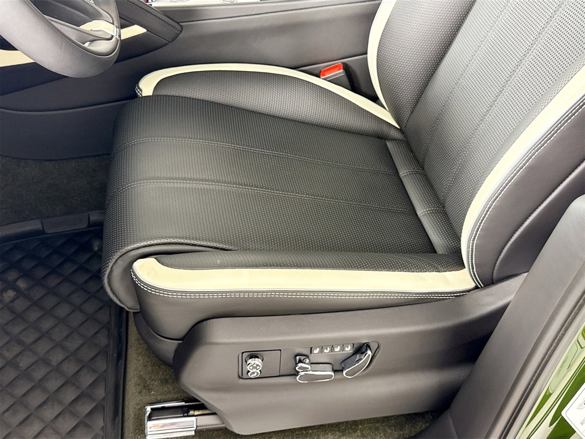 Used 2023 Bentley Bentayga Speed image 18