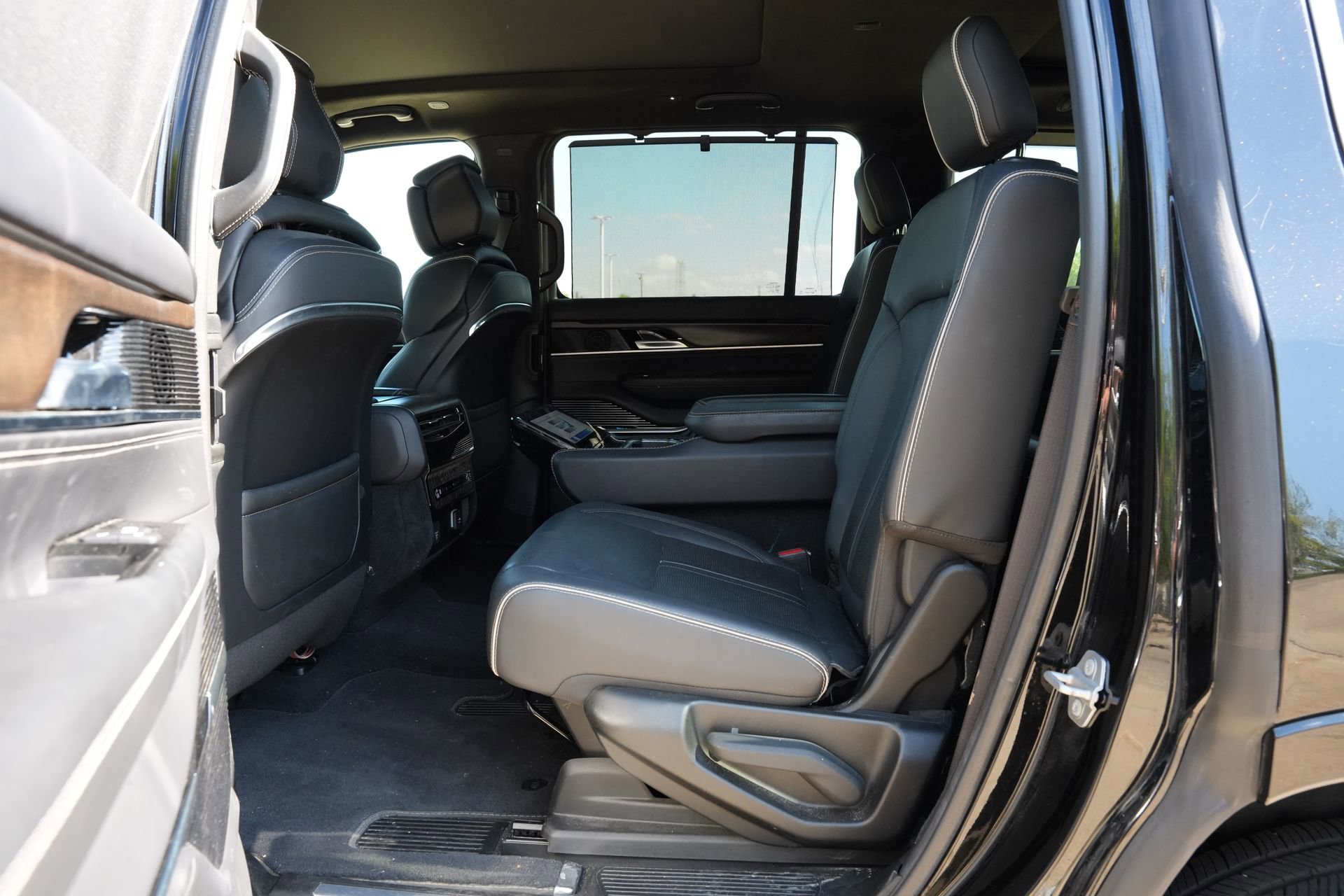 Used 2022 Jeep Grand Wagoneer Series II AWD/4WD image 20