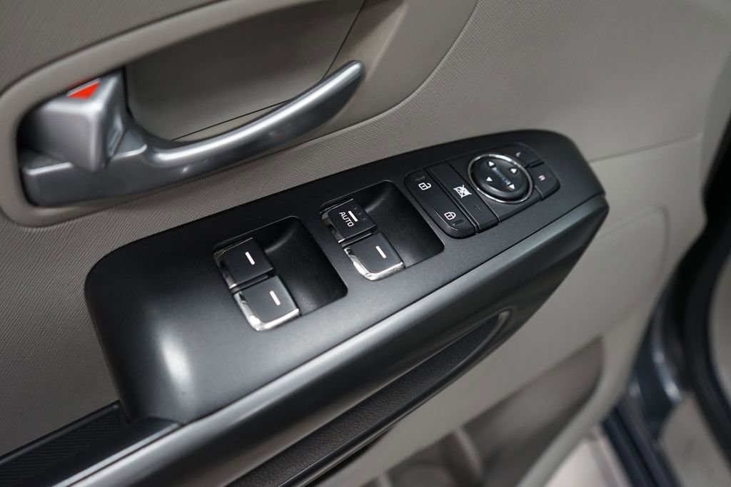 Used 2021 Kia Sedona LX image 24