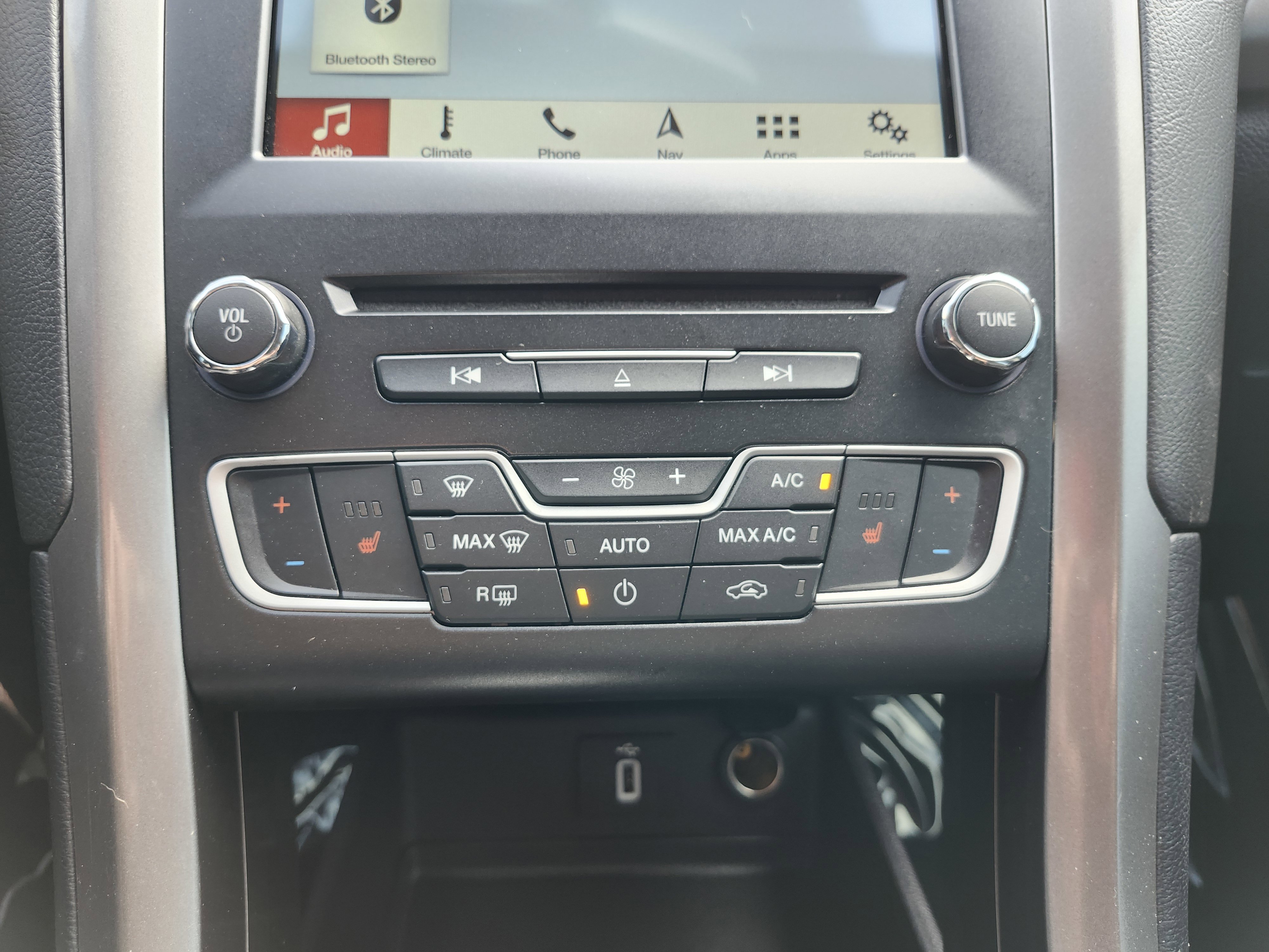 Used 2018 Ford Fusion SE w/ Fusion SE Technology Package image 35