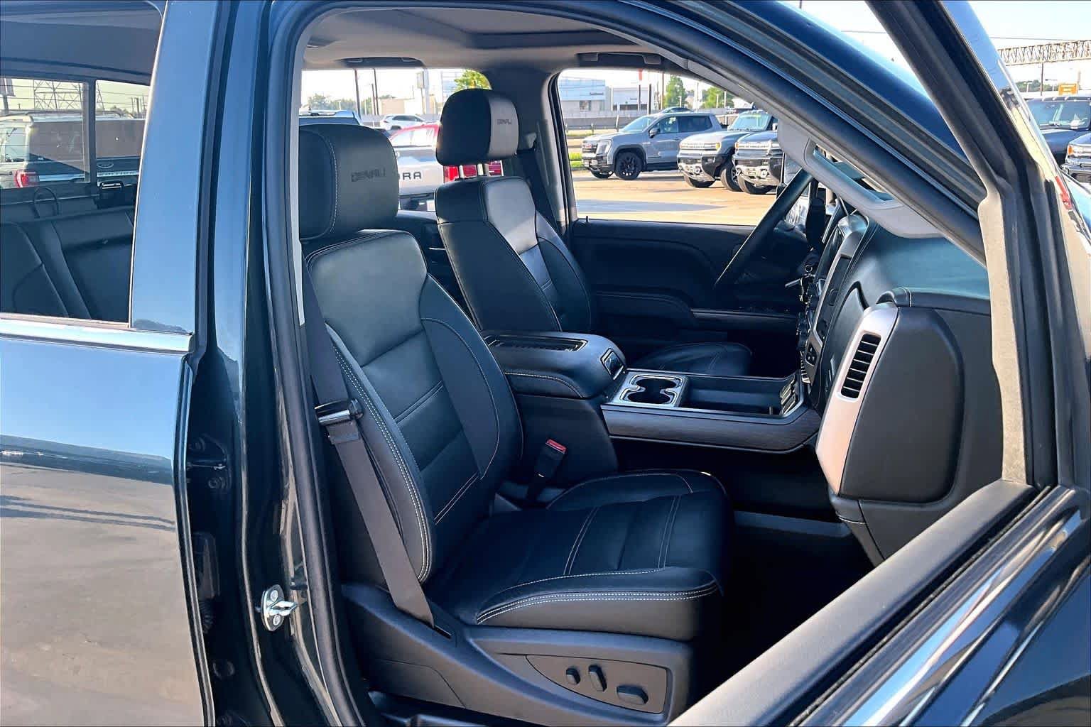 Used 2017 GMC Sierra 2500 Denali w/ Duramax Plus Package AWD/4WD image 9
