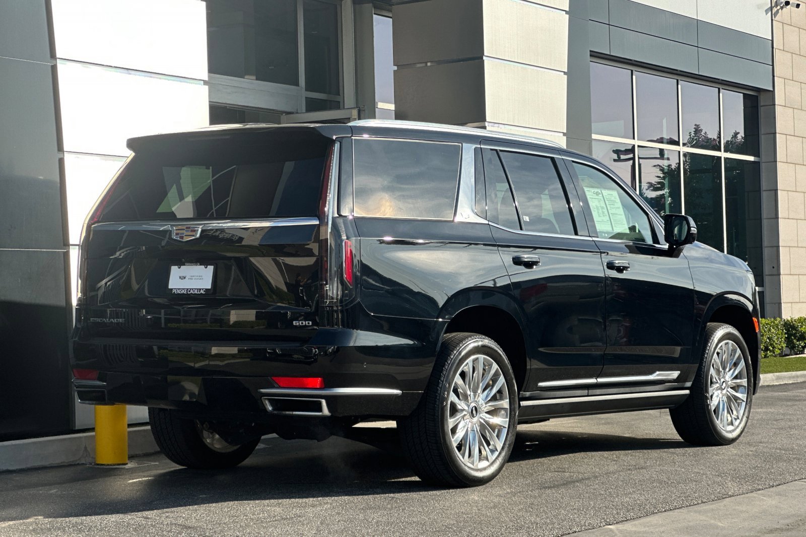 Used 2024 Cadillac Escalade Premium Luxury w/ Performance Package image 4