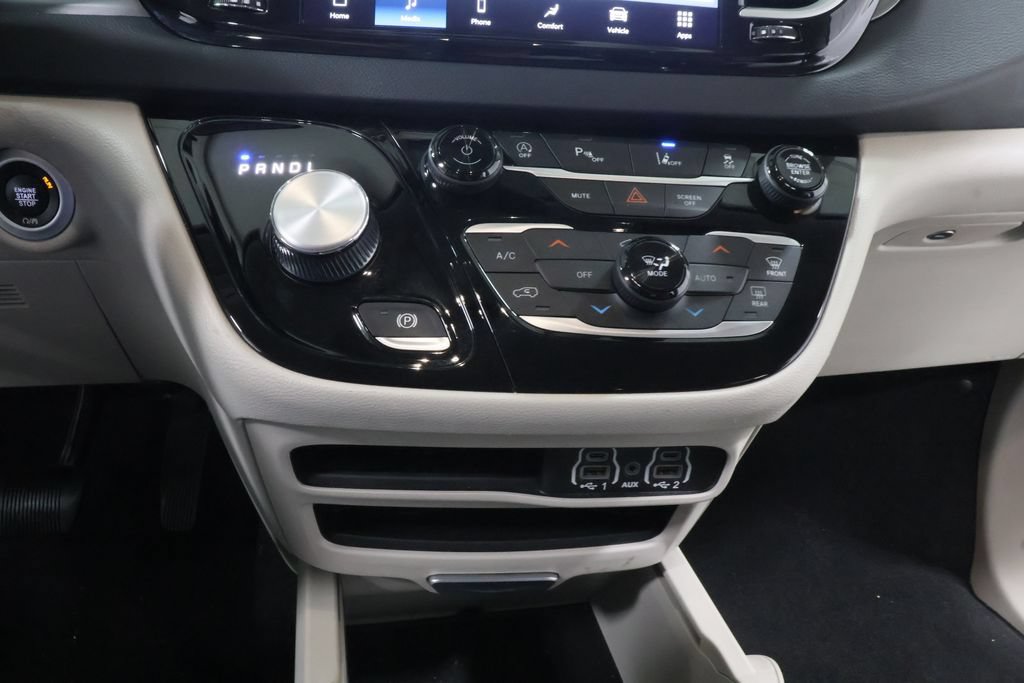 Used 2023 Chrysler Pacifica Touring-L FWD image 10