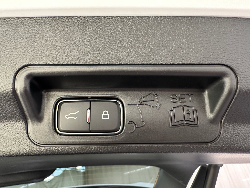 Used 2022 Ford Explorer XLT w/ Equipment Group 202A AWD/4WD image 14