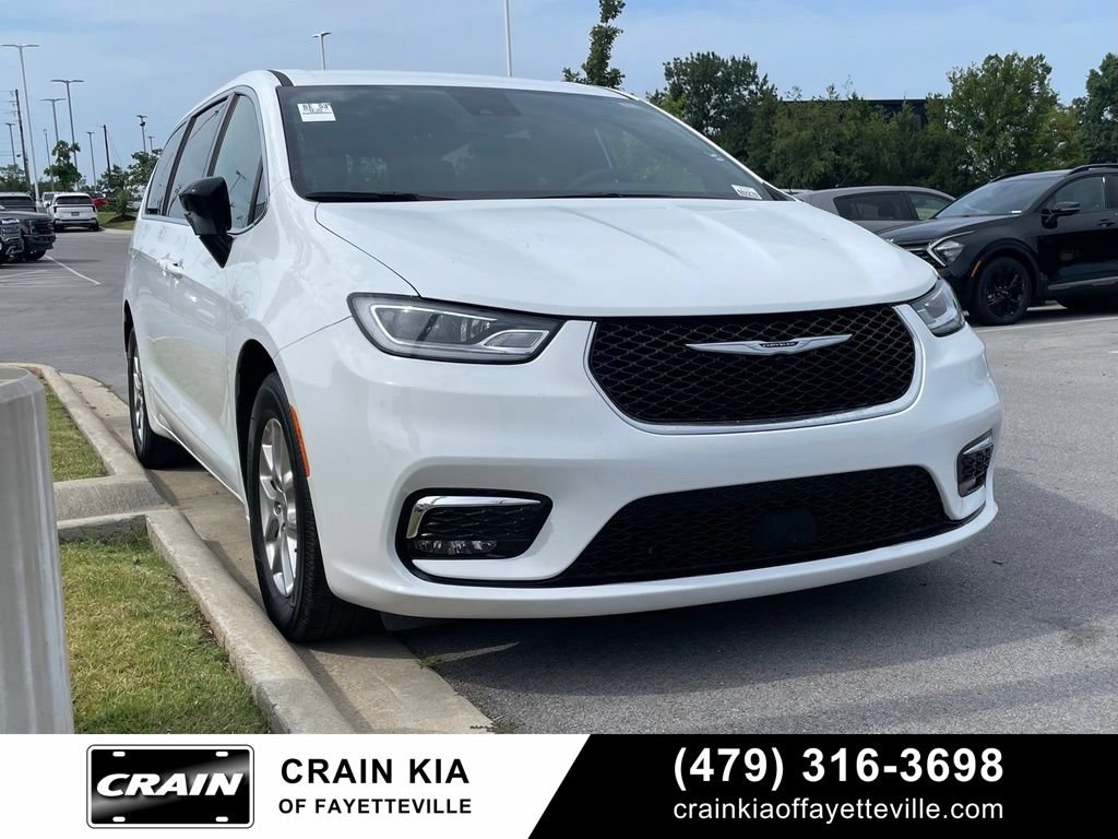 Used 2025 Chrysler Pacifica Select FWD image 1