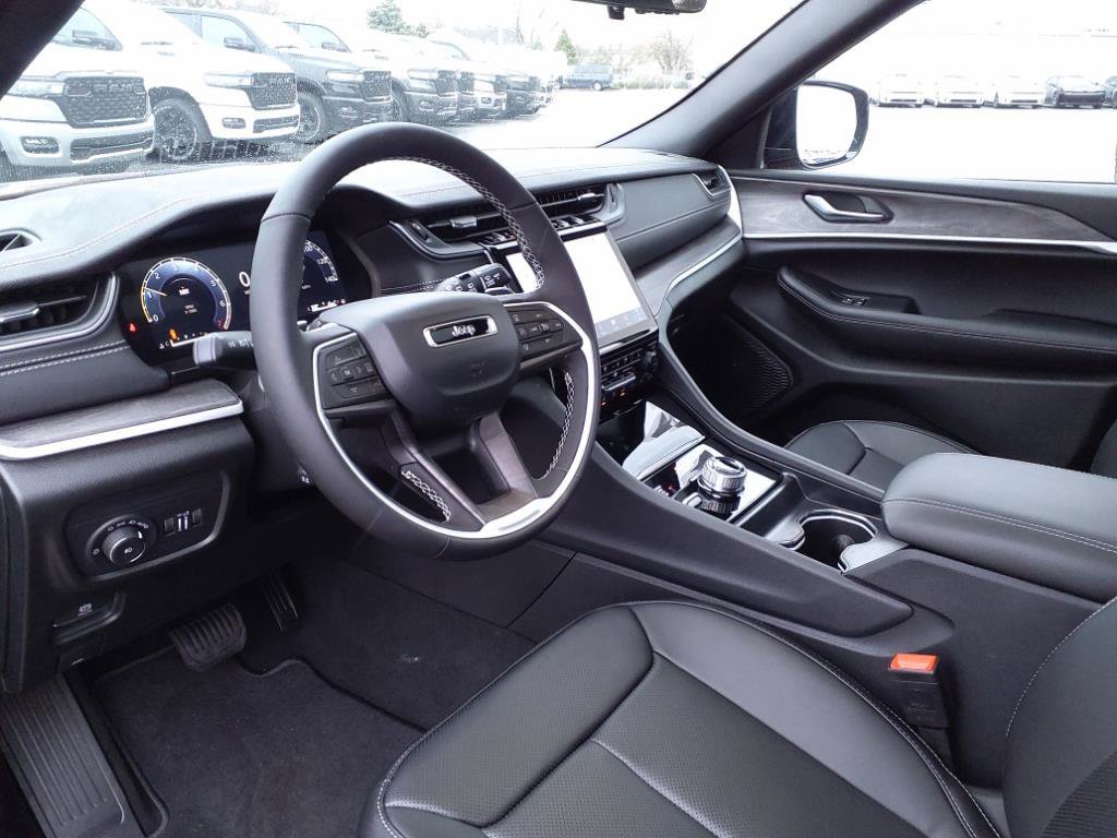 Certified 2025 Jeep Grand Cherokee Limited w/ Luxury Tech Group II AWD/4WD image 8