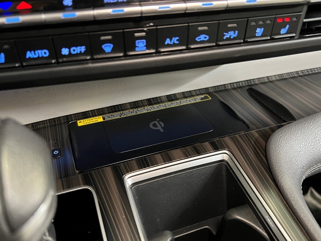 Used 2023 Toyota Sienna Limited image 54