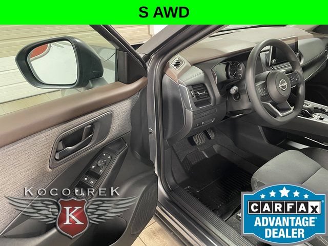 Used 2023 Nissan Rogue S AWD/4WD image 10