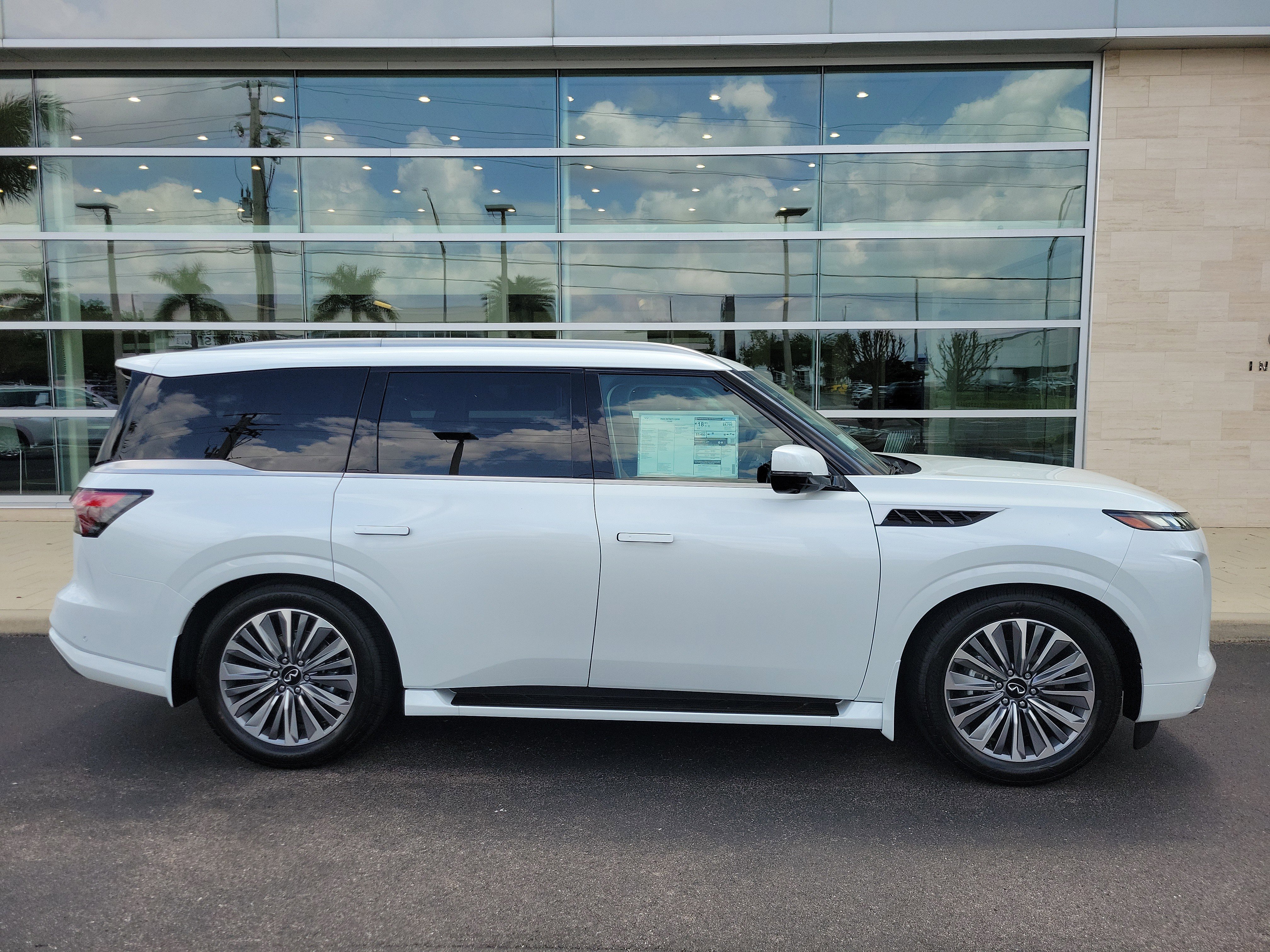 New 2026 INFINITI QX80 Luxe image 3