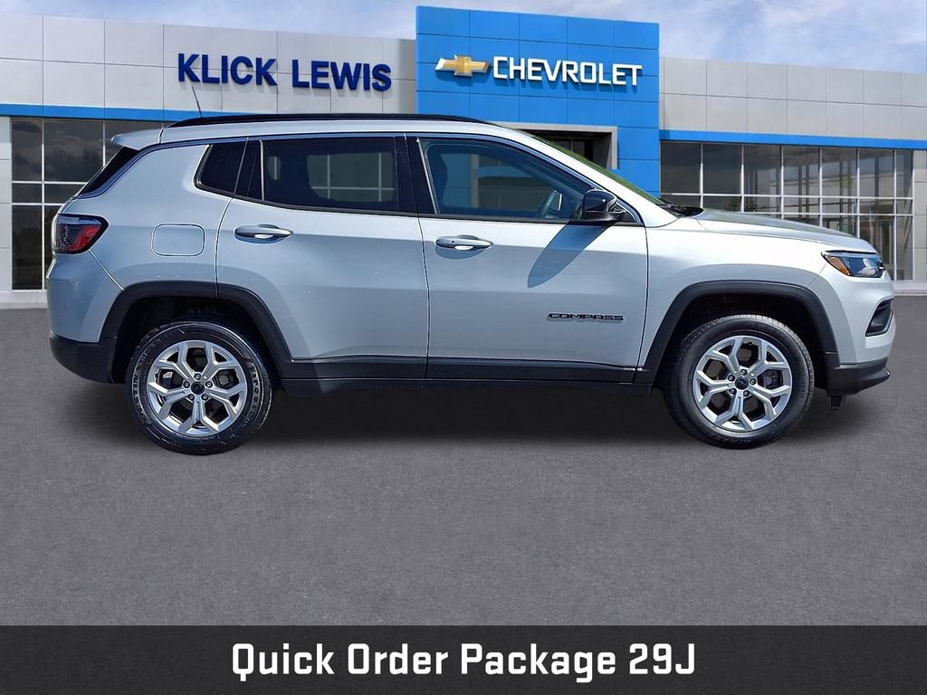 Used 2025 Jeep Compass Latitude AWD/4WD image 9