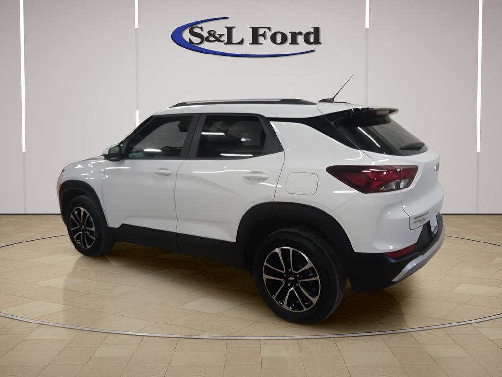 Used 2025 Chevrolet TrailBlazer LT w/ Driver Confidence Package image 3