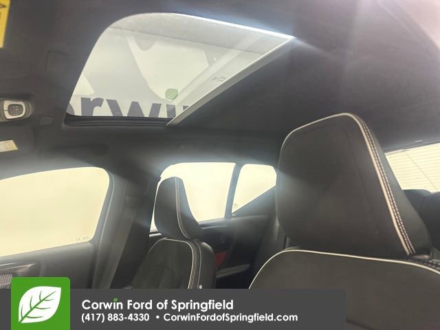 Used 2021 Volvo XC40 T5 R-Design w/ Protection Package Premier image 24