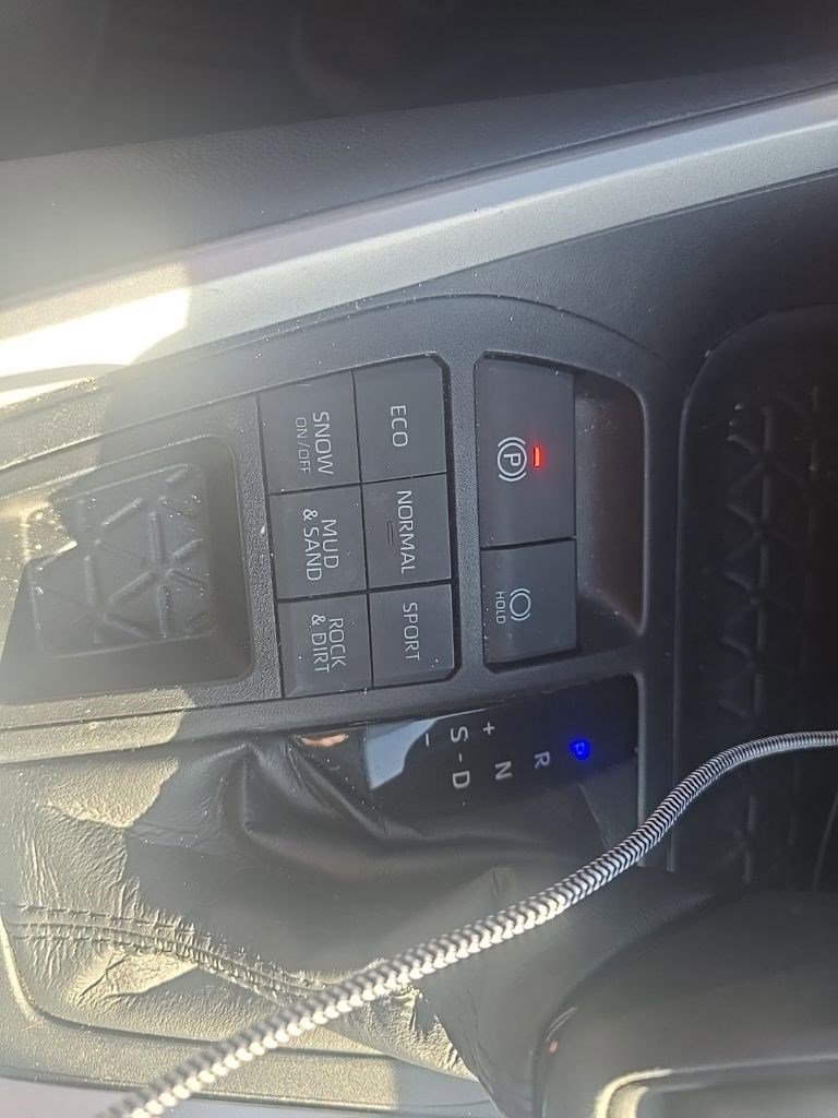 Used 2021 Toyota RAV4 XLE w/ Convenience Package image 17