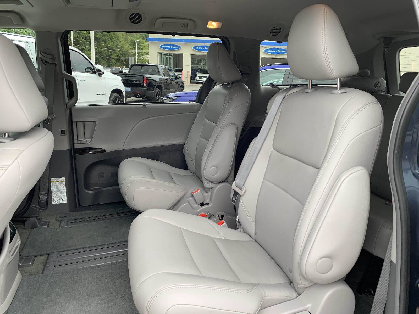 Used 2017 Toyota Sienna XLE Premium FWD image 31