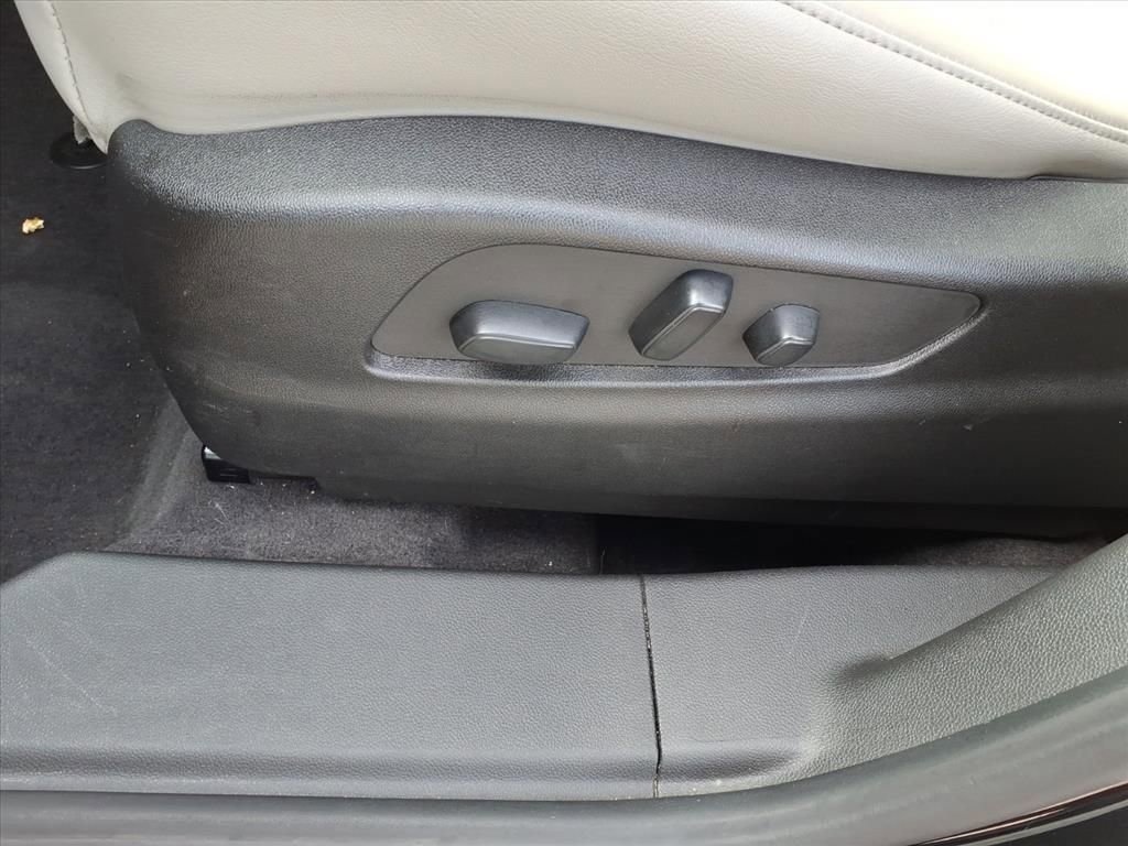 Used 2022 Cadillac XT4 Luxury w/ Cold Weather Package image 16