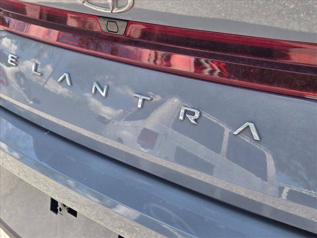 Used 2022 Hyundai Elantra SEL w/ Convenience Package FWD image 12