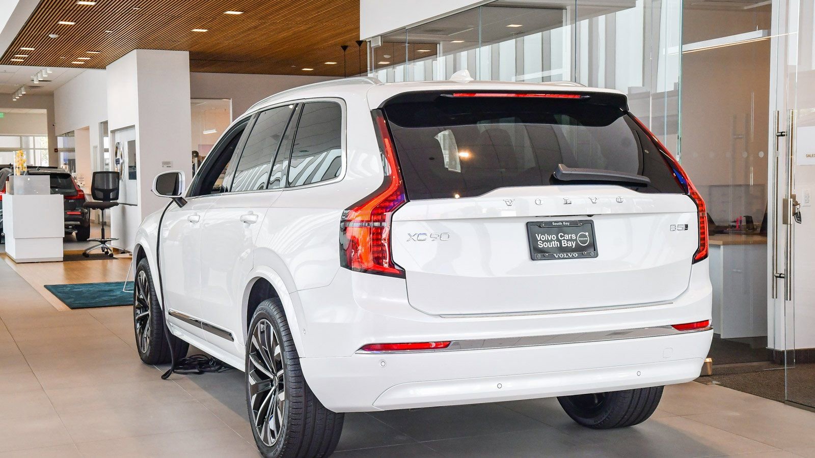 Used 2025 Volvo XC90 B5 Plus w/ Protection Package Premier image 9