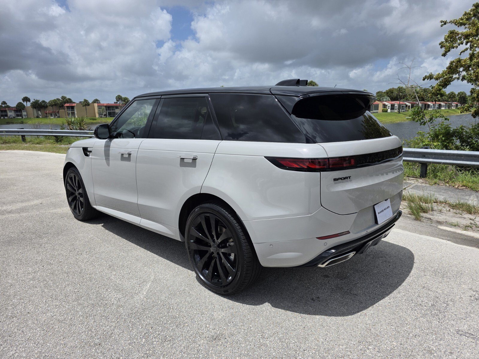 Used 2026 Land Rover Range Rover Sport Dynamic SE AWD/4WD image 2