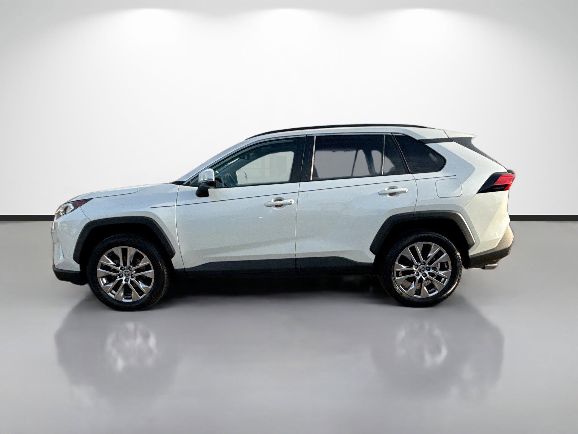 Used 2021 Toyota RAV4 XLE Premium image 6