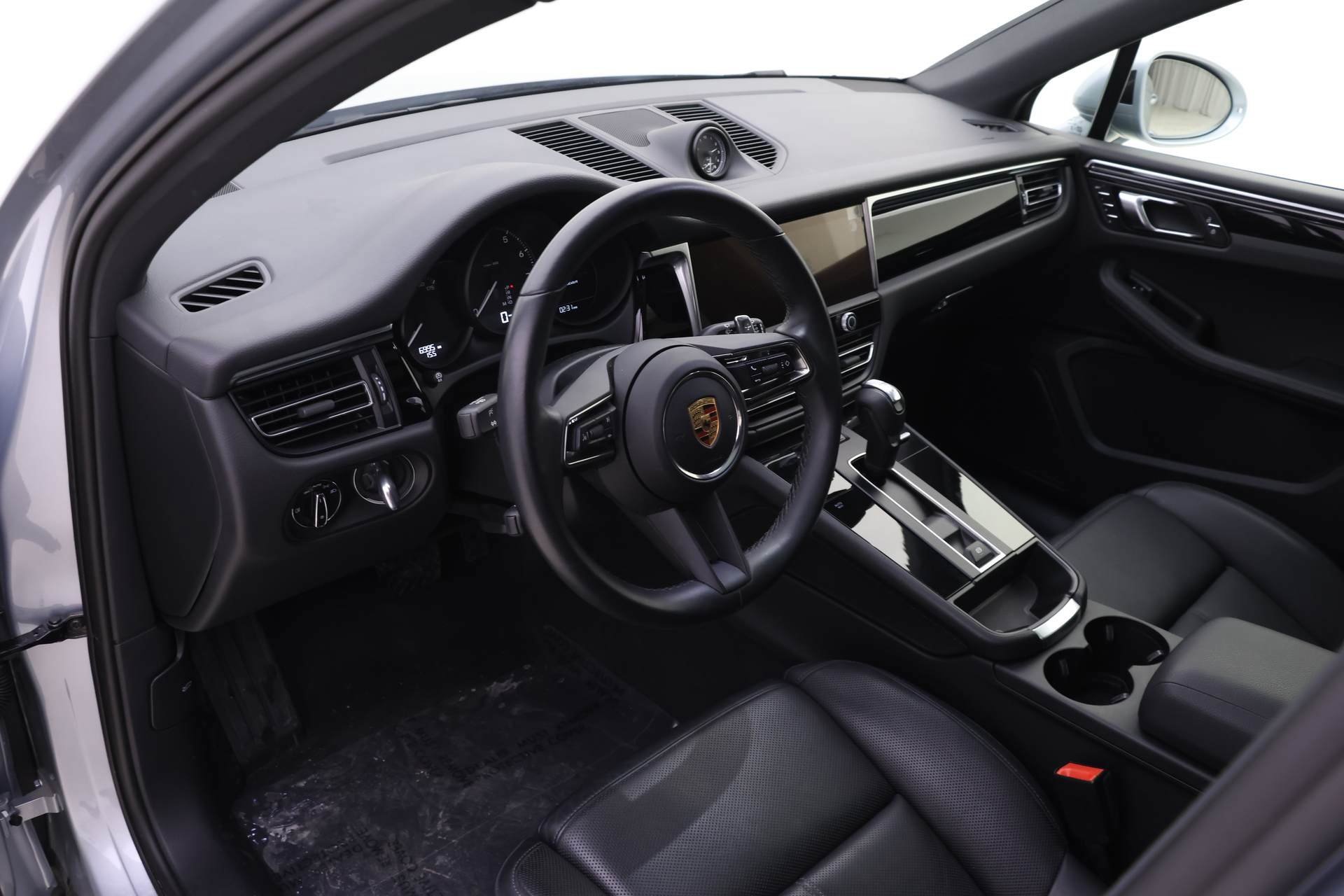 Certified 2024 Porsche Macan image 4