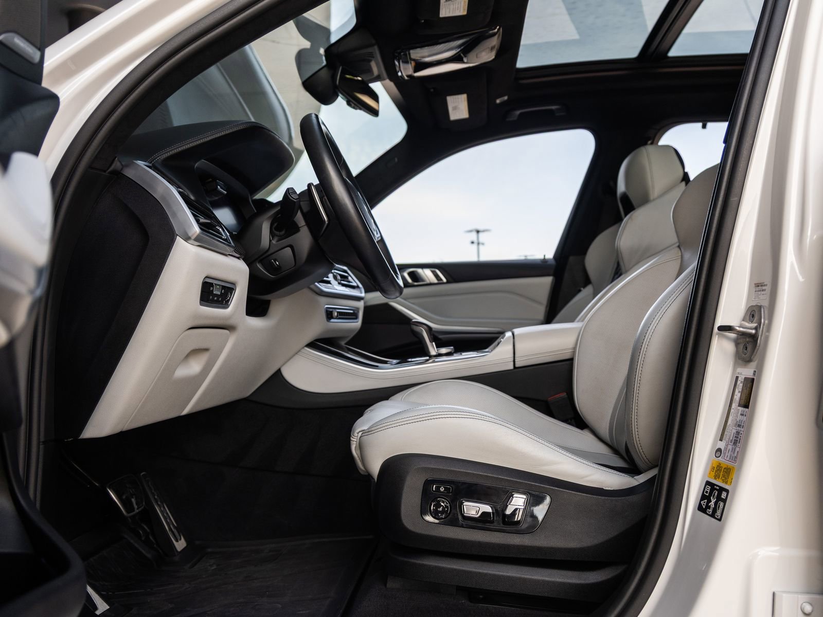 Used 2022 BMW X5 M w/ Executive Package image 22