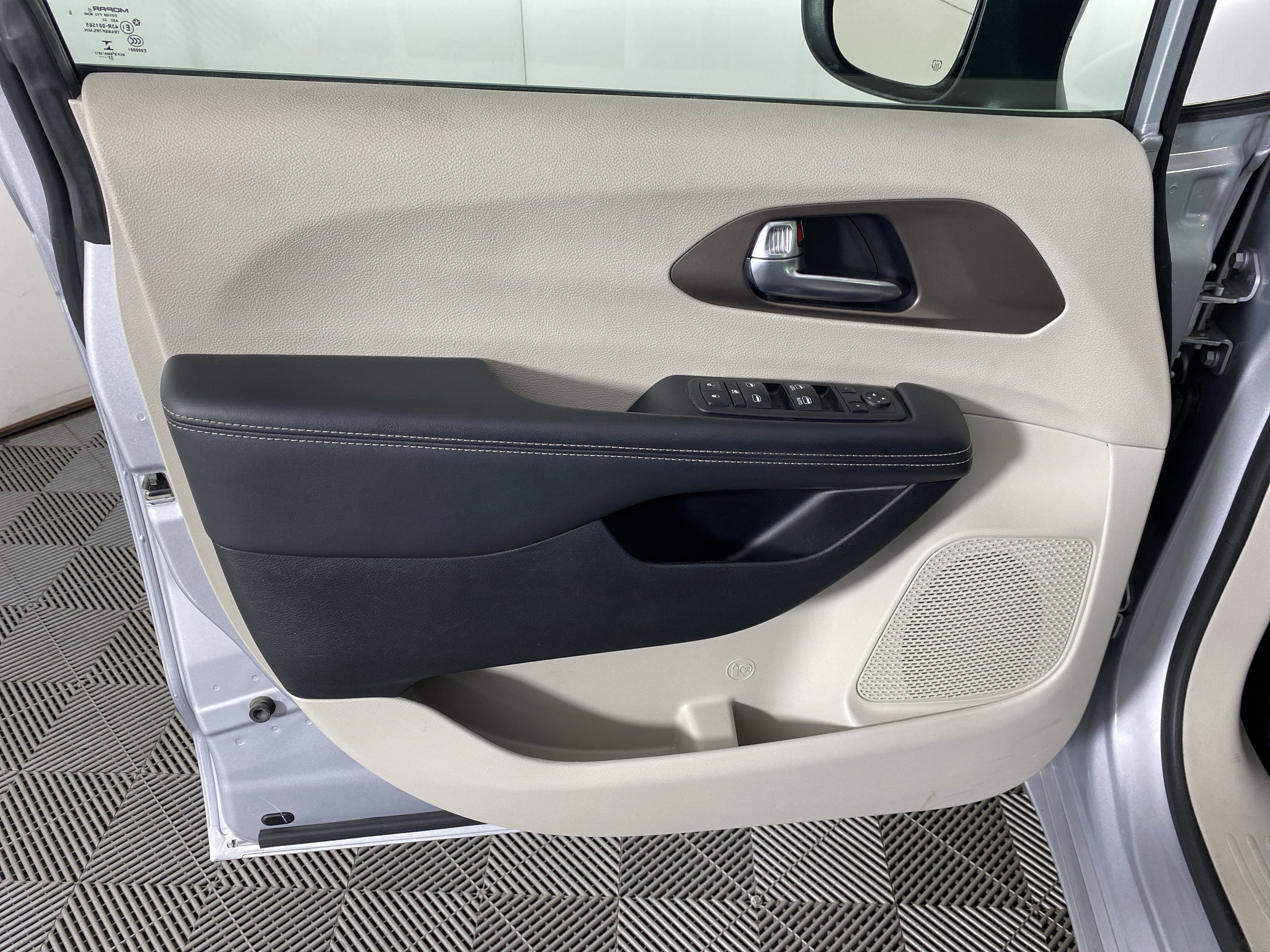 Used 2023 Chrysler Voyager LX image 14