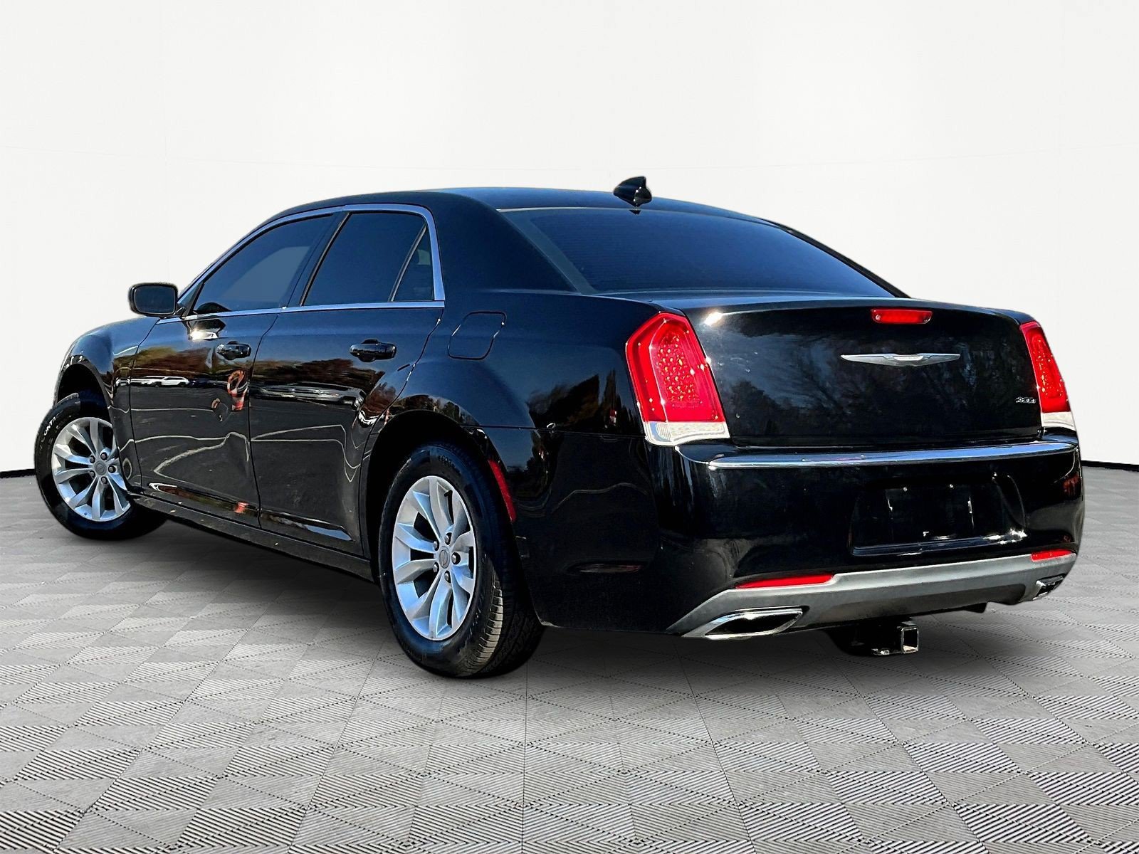 Used 2015 Chrysler 300 Limited w/ Driver Convenience Group RWD image 4