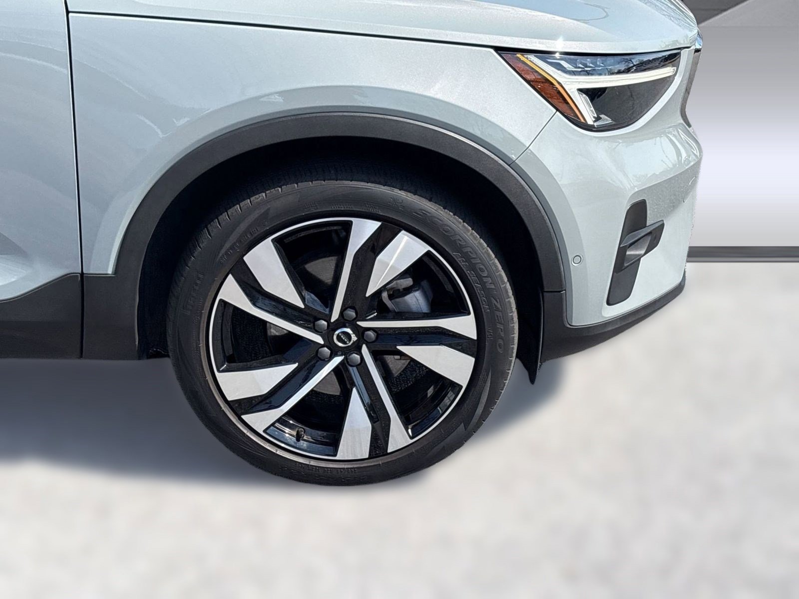 Certified 2024 Volvo XC40 B5 Plus w/ Protection Package Premier image 11