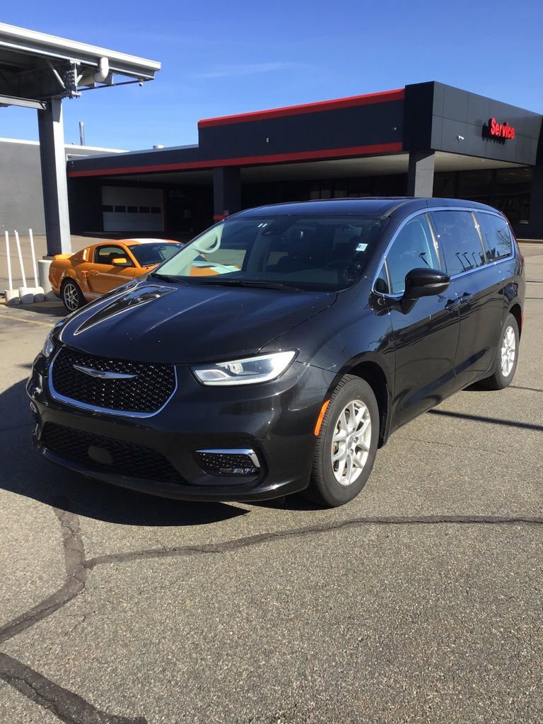 Used 2023 Chrysler Pacifica Touring-L