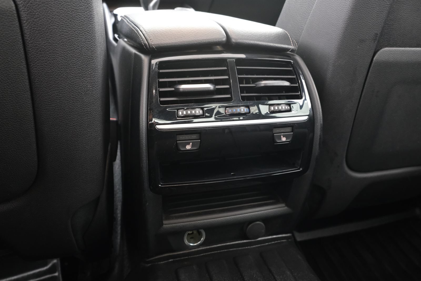 Used 2019 BMW 530e xDrive w/ Premium Package AWD/4WD image 38
