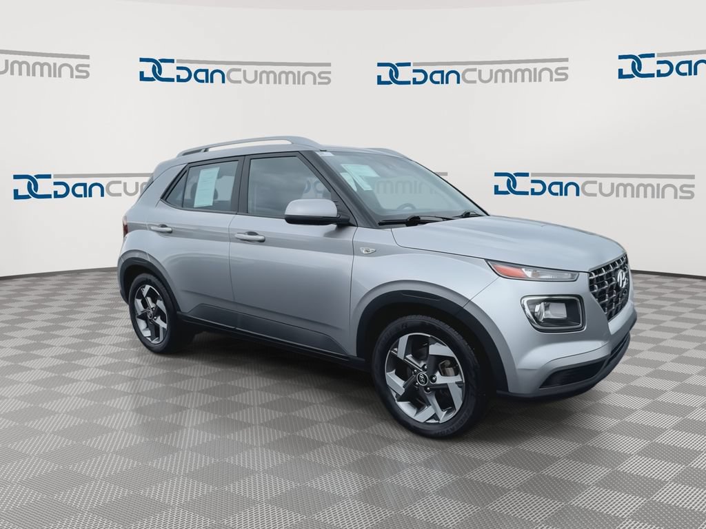 Used 2023 Hyundai Venue SEL FWD image 2