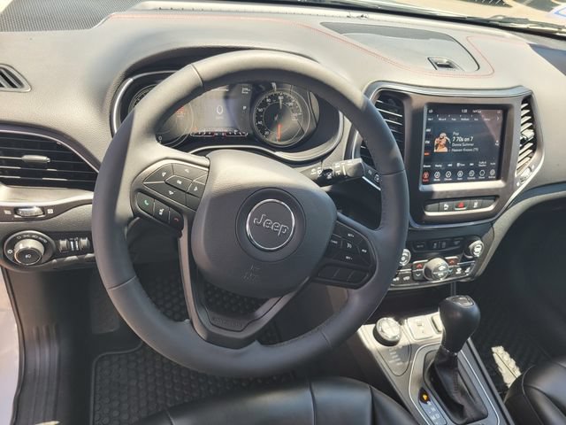 Used 2022 Jeep Cherokee Trailhawk w/ Comfort/Convenience Group AWD/4WD image 30
