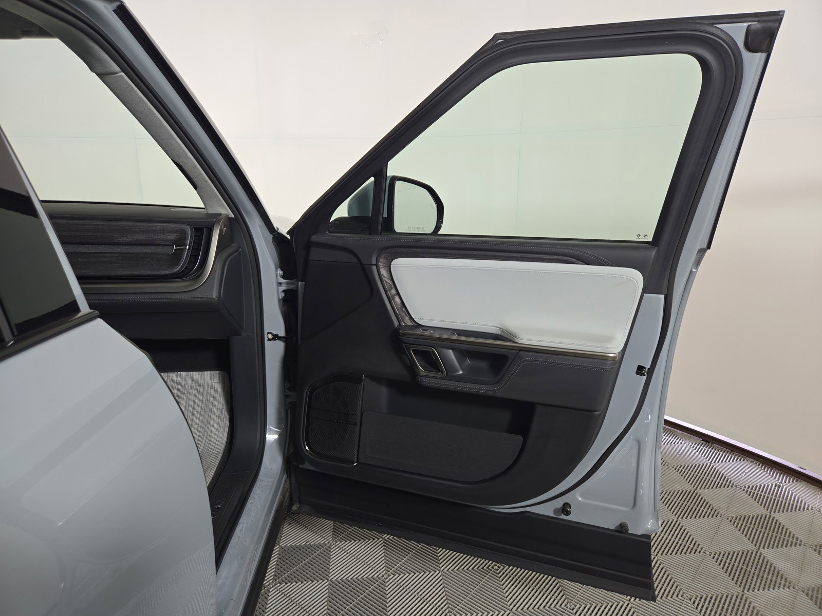 Used 2022 Rivian R1T Adventure image 18