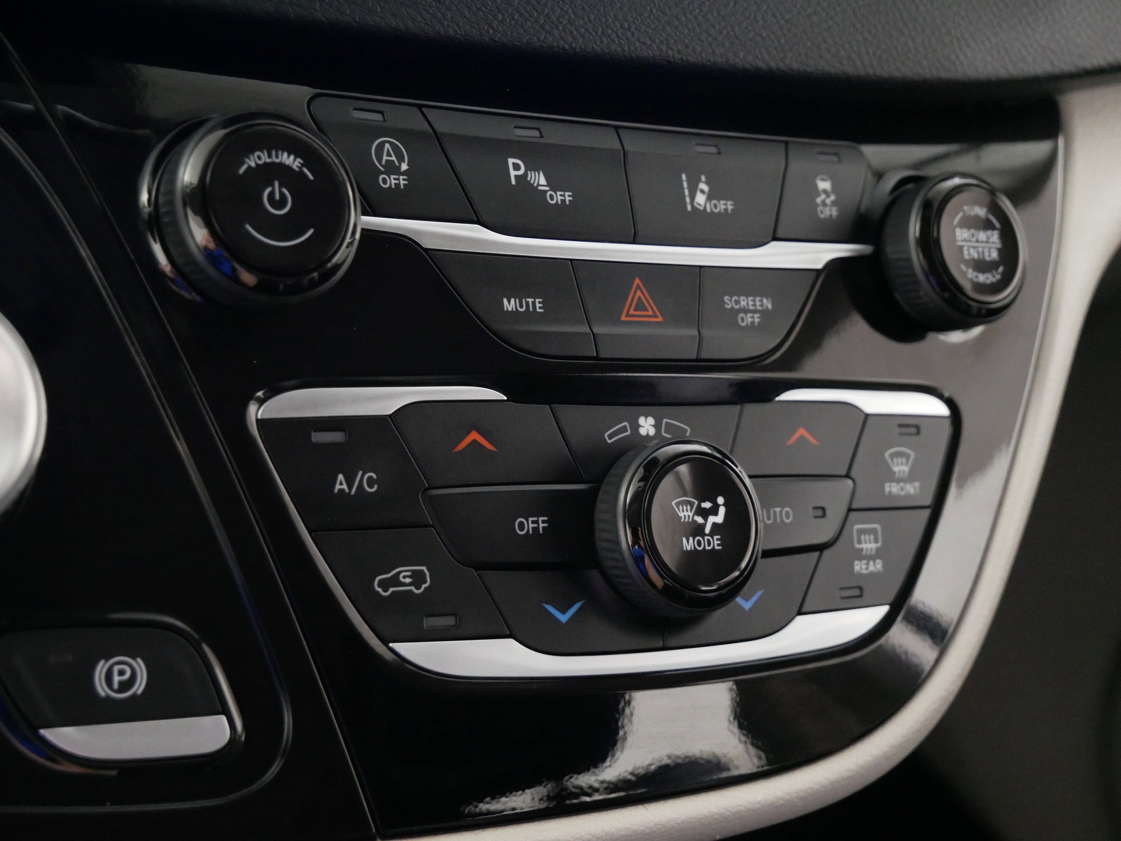 Used 2024 Chrysler Pacifica Touring-L image 23