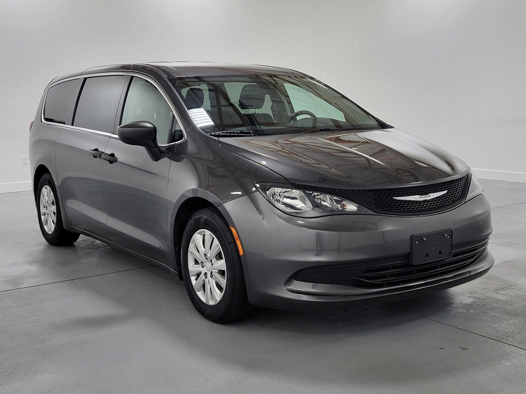 Used 2018 Chrysler Pacifica L FWD image 2