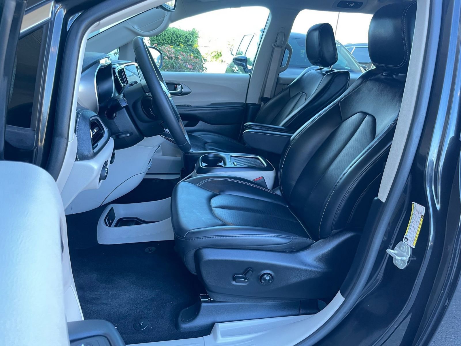 Used 2023 Chrysler Pacifica Touring-L image 39