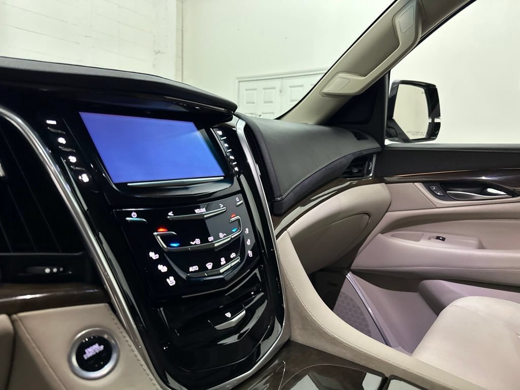 Used 2019 Cadillac Escalade Luxury AWD/4WD image 35