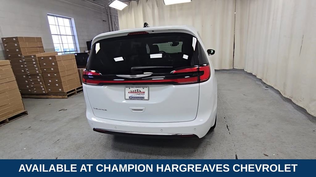 Used 2024 Chrysler Pacifica Touring-L FWD image 10