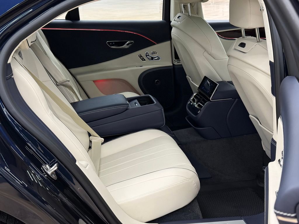 Used 2022 Bentley Flying Spur Plug-In Hybrid image 34