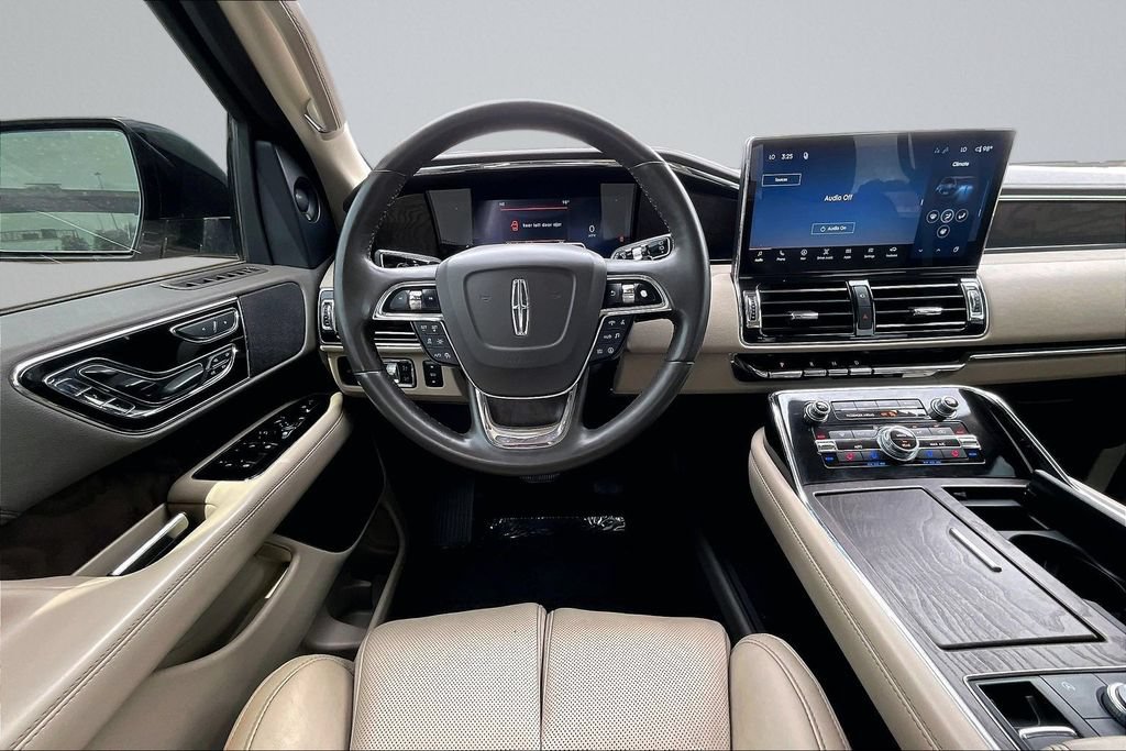 Used 2022 Lincoln Navigator Reserve AWD/4WD image 3