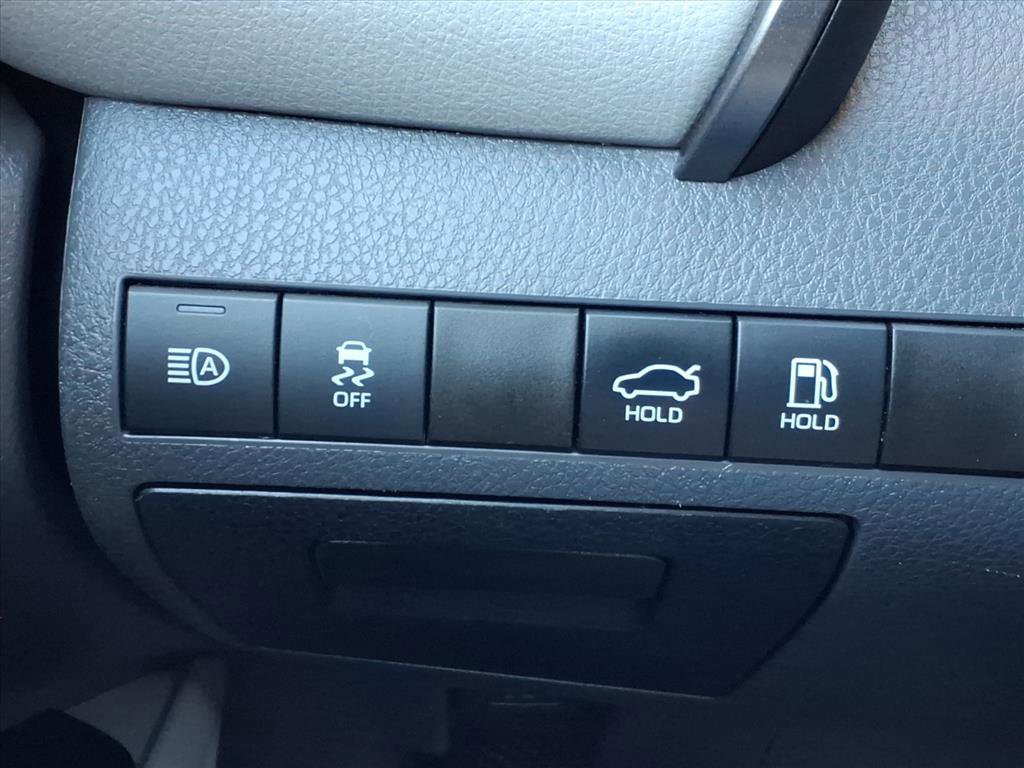 Used 2020 Toyota Camry LE image 19
