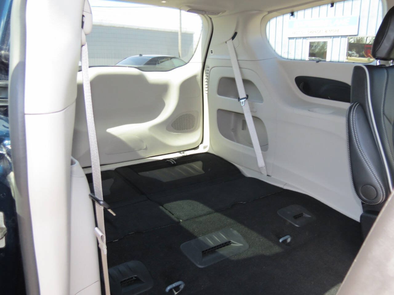 Used 2024 Chrysler Pacifica Limited w/ Trailer Tow Group FWD image 22