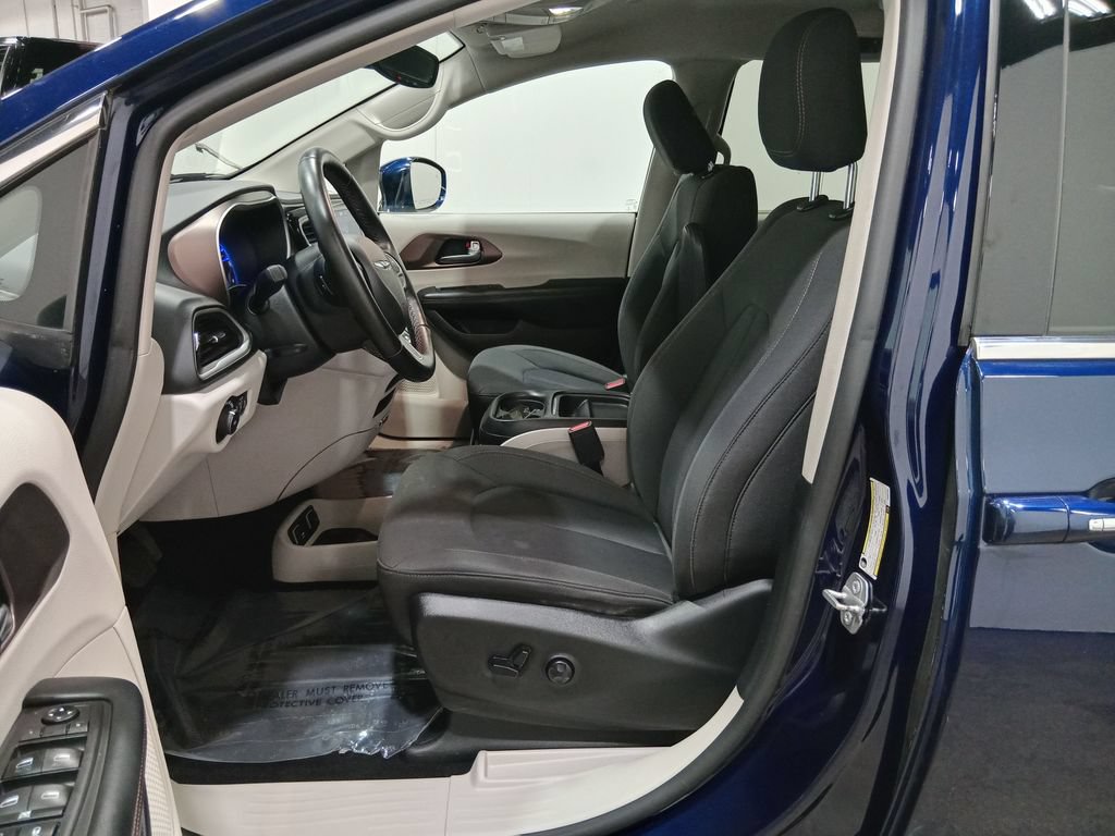 Used 2019 Chrysler Pacifica Touring Plus w/ Tire & Wheel Group FWD image 16