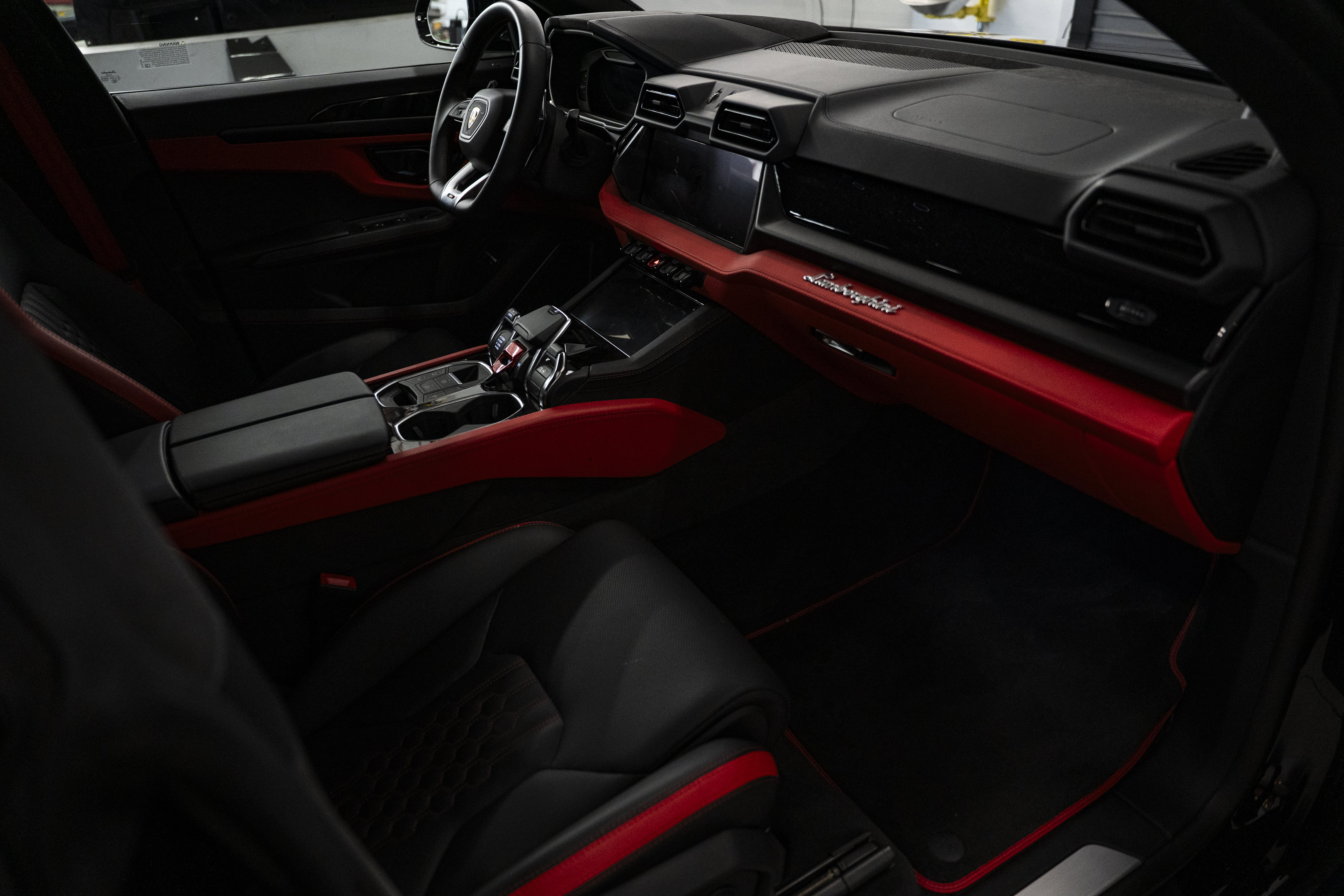 Used 2025 Lamborghini Urus SE AWD/4WD image 36