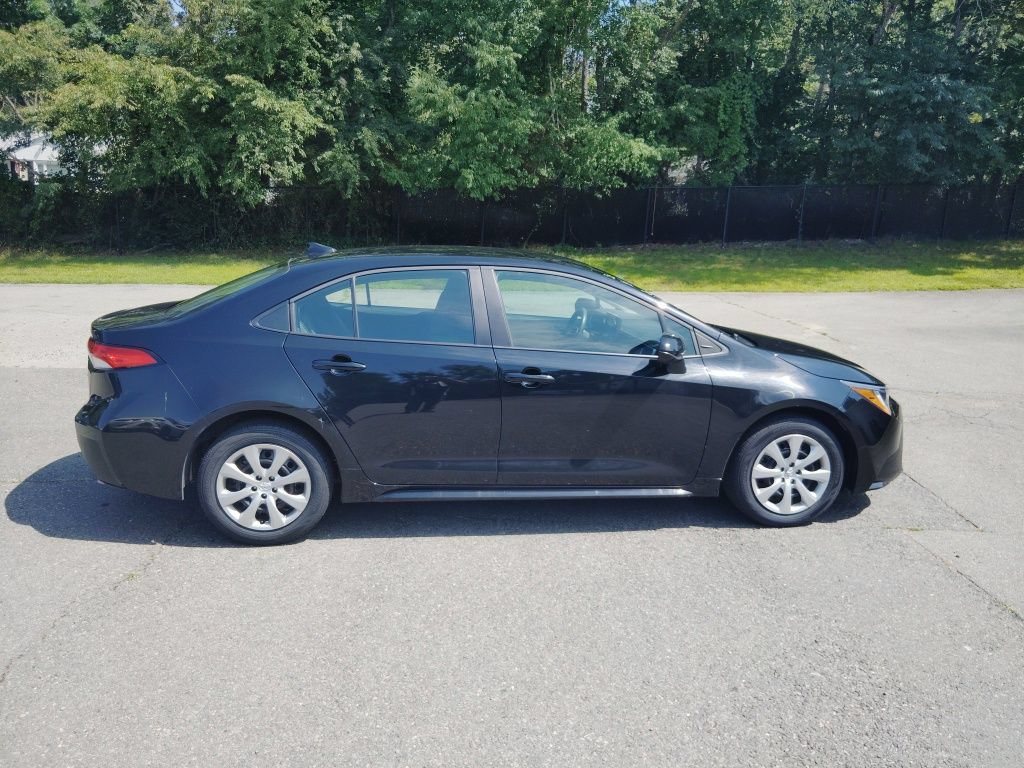 Certified 2025 Toyota Corolla LE FWD image 4