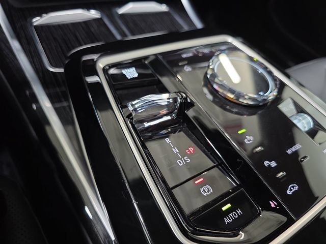Used 2025 BMW 740i xDrive AWD/4WD image 21