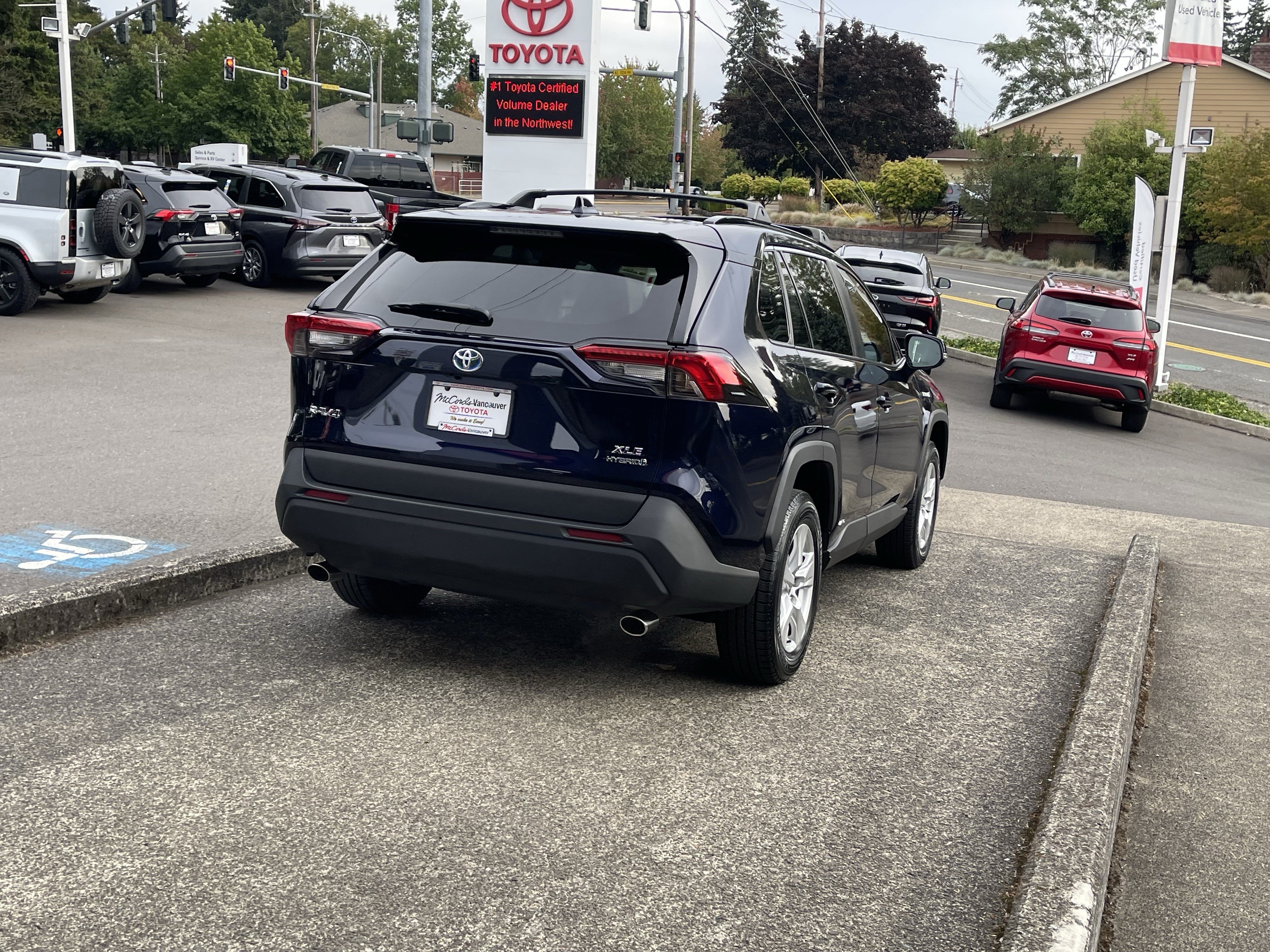 Used 2021 Toyota RAV4 XLE w/ Convenience Package AWD/4WD image 7