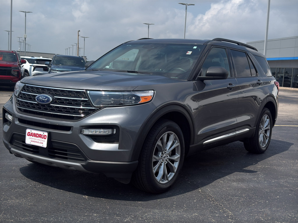 Used 2022 Ford Explorer XLT w/ Equipment Group 202A AWD/4WD image 2