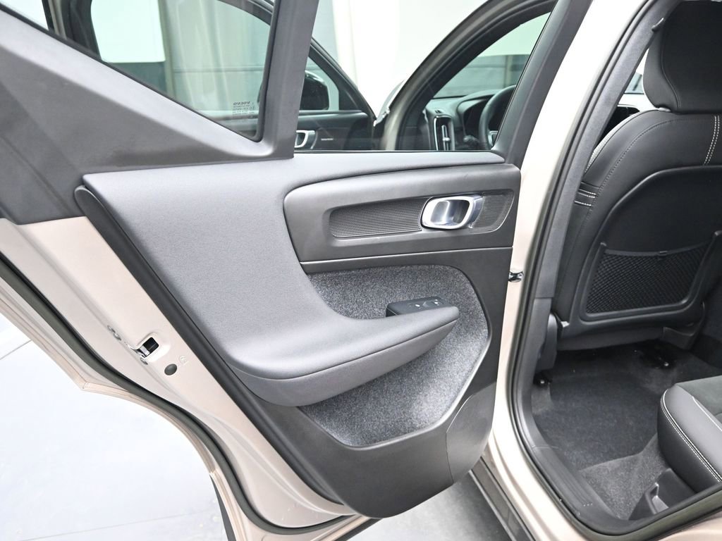Used 2023 Volvo XC40 Recharge Ultimate image 13