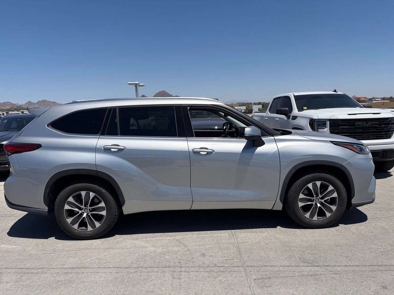 Used 2020 Toyota Highlander XLE FWD image 3